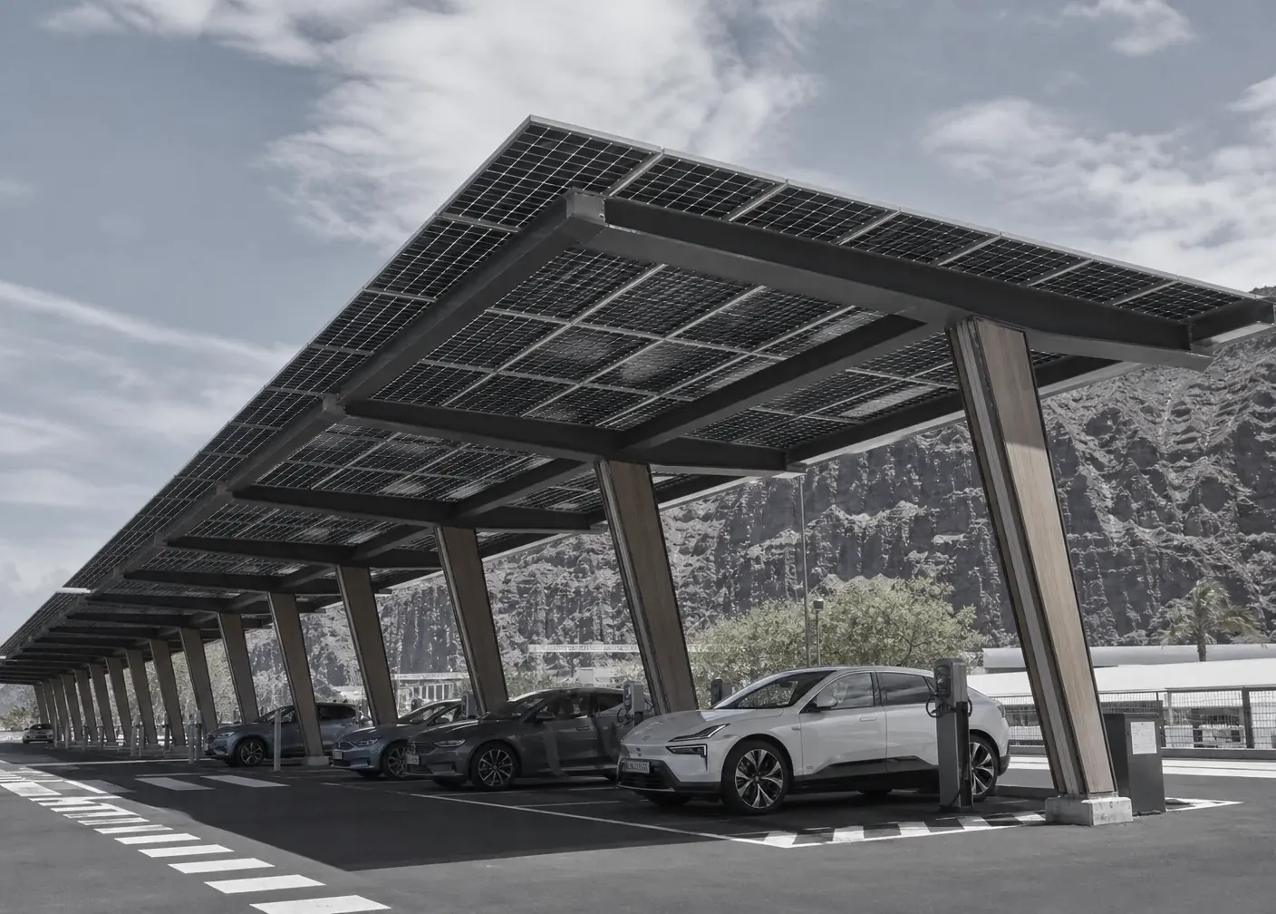 Marquesina de parking con paneles solares fotovoltaicos y vehículos eléctricos