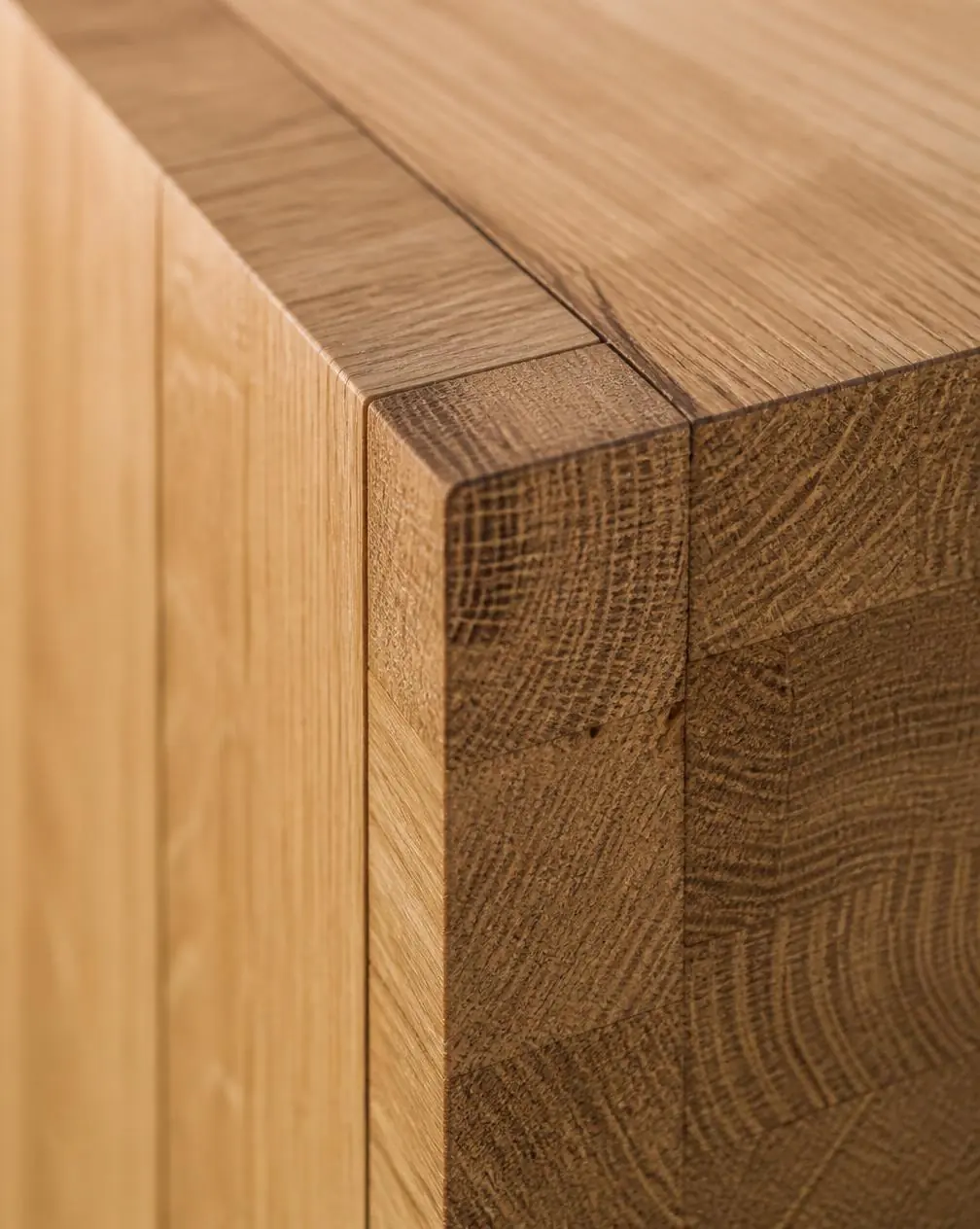Detalle de testa y ensamble en madera maciza de roble