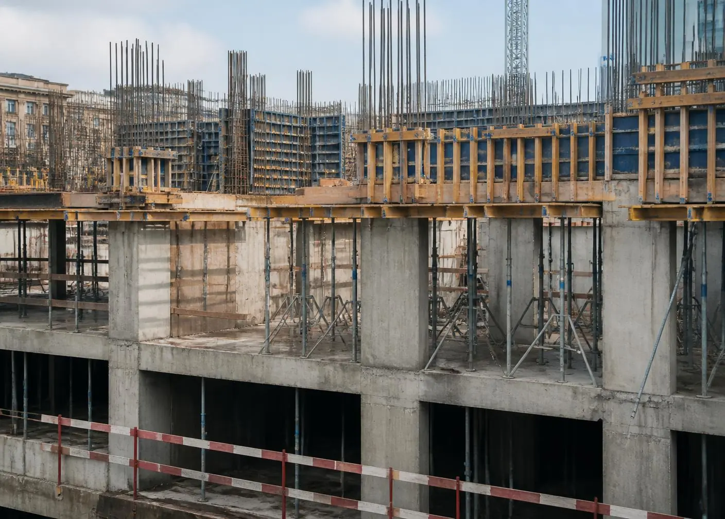Estructura de hormigón y encofrados en una obra en ejecución